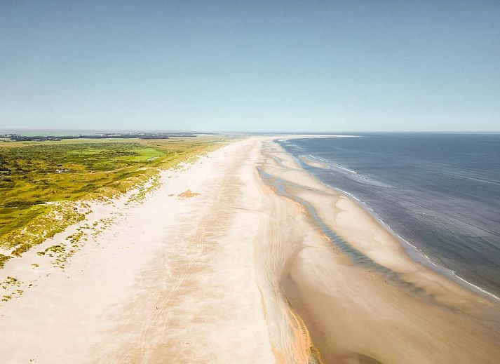 Lichte keuken in de Vrijstaande woning in Hollum, Ameland, met moderne faciliteiten, perfect voor een vakantiehuis.
