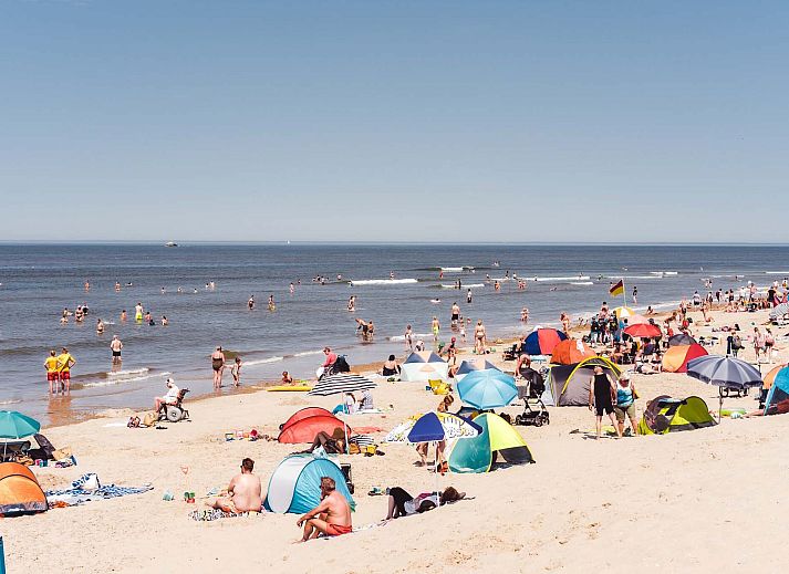 Comfortabele zithoek in de Vrijstaande woning in Hollum, Ameland, met uitzicht op de natuur van de Waddeneilanden.