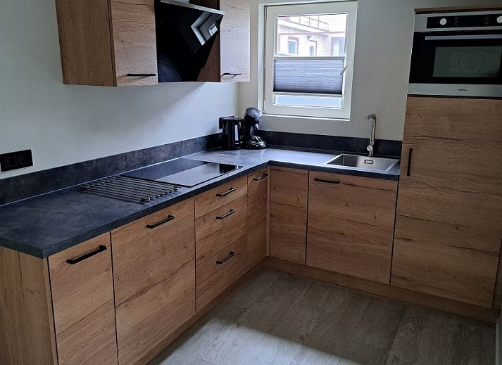 Ferienhaus Zeester in Hollum, Ameland mit sonniger Terrasse und gruenem Garten fuer Entspannung auf den Watteninseln.