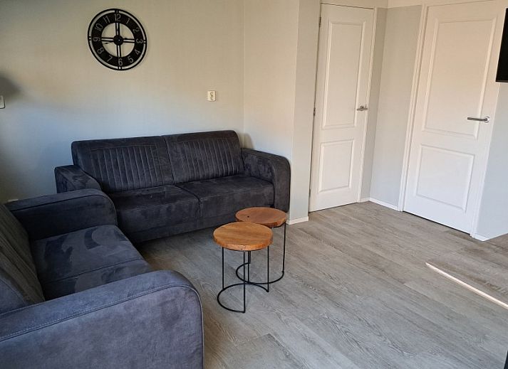 Ferienhaus Zeester in Hollum, Ameland mit sonniger Terrasse und gruenem Garten fuer Entspannung auf den Watteninseln.