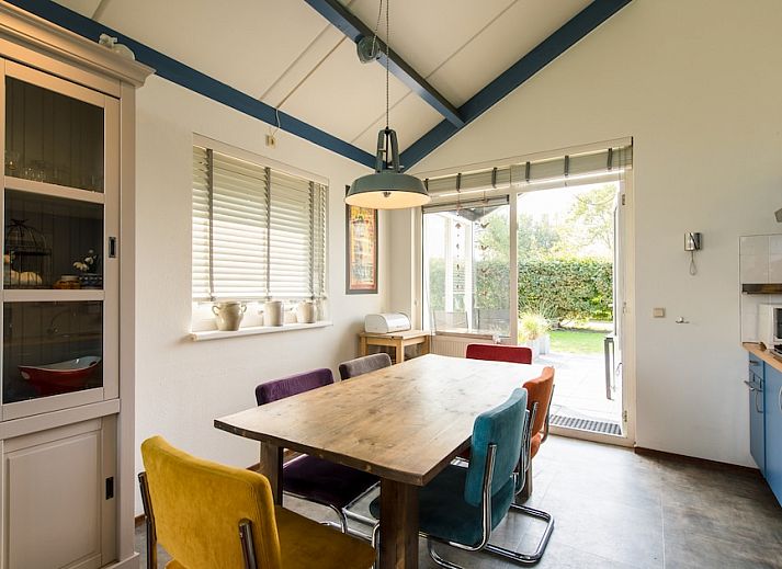 Duinvilla 6 in Hollum, Ameland: charmant vakantiehuis met ruim terras en groene tuin, ideaal voor ontspanning op de Waddeneilanden.