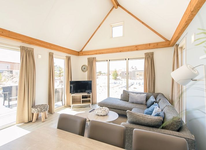 Die Waddenlodge 6 liegt in Hollum auf Ameland und bietet ein charmantes Ferienhaus mit Sonnenterrasse und malerischer Natur im Wattenmeer.