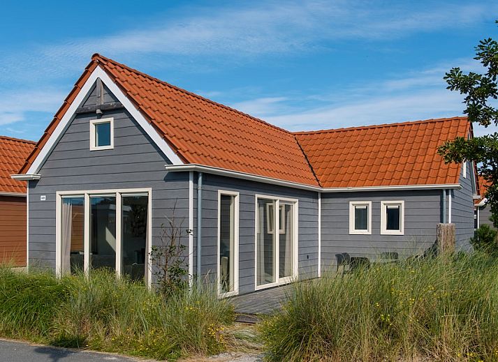 Gemuetliches Wohnzimmer der Waddenlodge 6 in Hollum, Ameland, mit viel Licht und bequemen Sitzgelegenheiten fuer einen entspannten Urlaub.