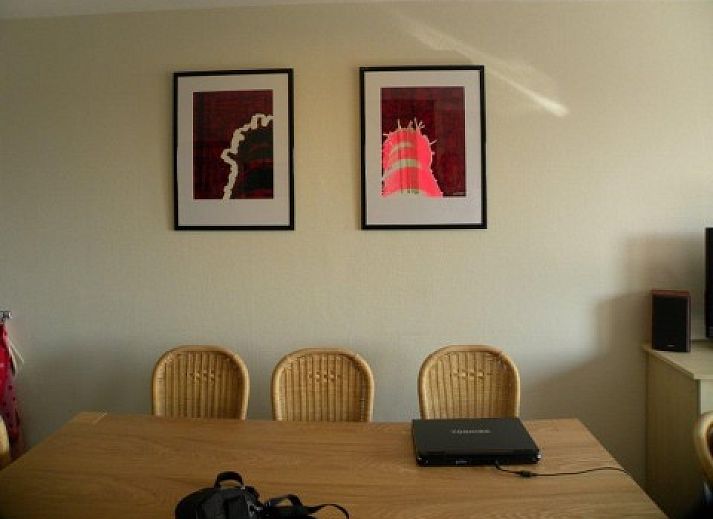 Gemtliches Wohnzimmer in Amelander Kaap Nr. 54, Hollum, Ameland mit rotem Sofa und moderner Einrichtung.