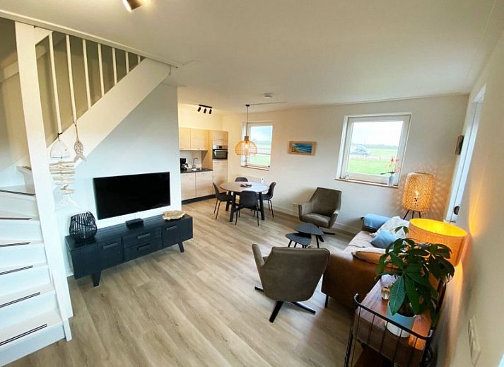 De Miede vakantiehuis in Nes, Ameland met zonnig terras en tuin.