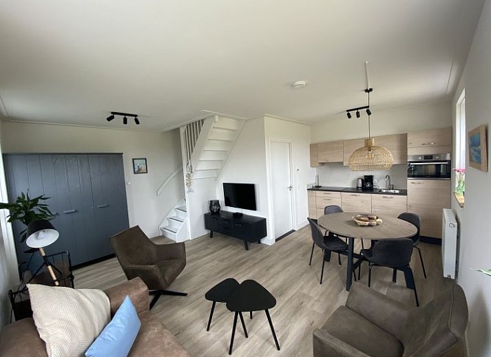 De Miede vakantiehuis in Nes, Ameland met zonnig terras en tuin.