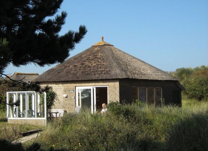 Rietgedekte lodge De Vijfhoek in Nes, Ameland omgeven door natuur en rust.