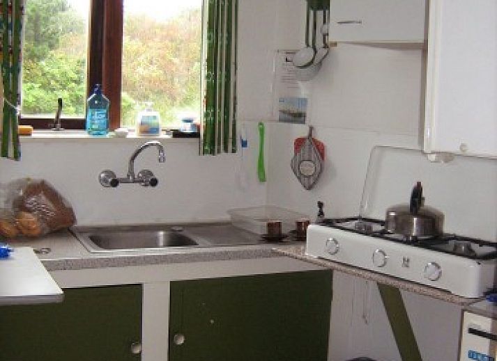 Rietgedekte lodge De Vijfhoek in Nes, Ameland omgeven door natuur en rust.