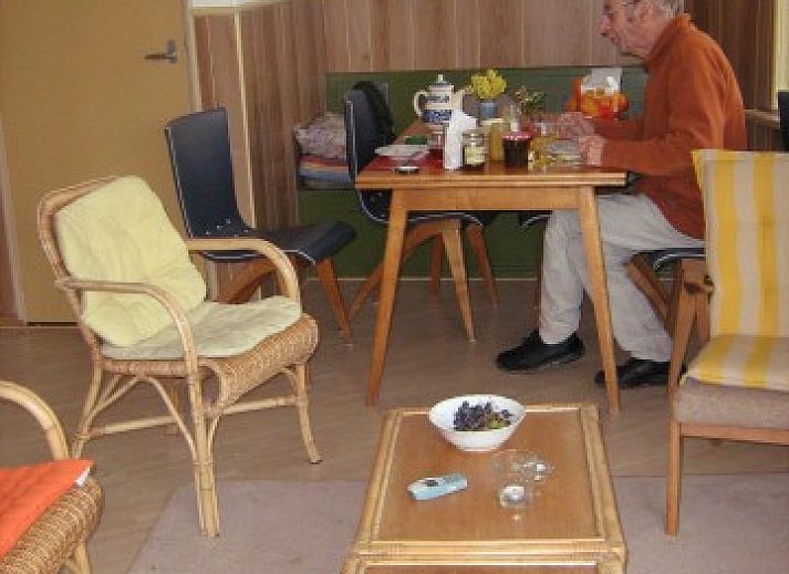 Rietgedekte lodge De Vijfhoek in Nes, Ameland omgeven door natuur en rust.