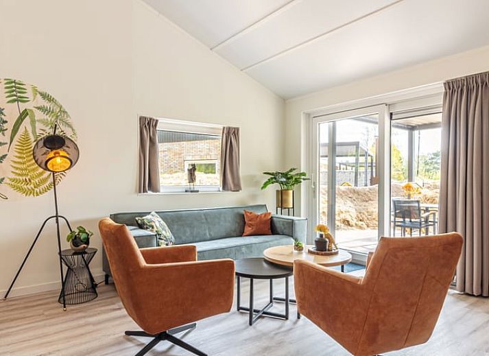 Moderne Kueche im Ferienhaus in Nes, Ameland, mit Essbereich und viel Licht.