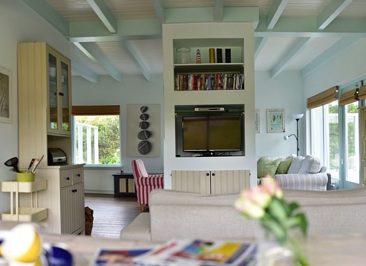 Moderne keuken in bungalow Zout, Buren, Ameland met uitzicht op duinen.