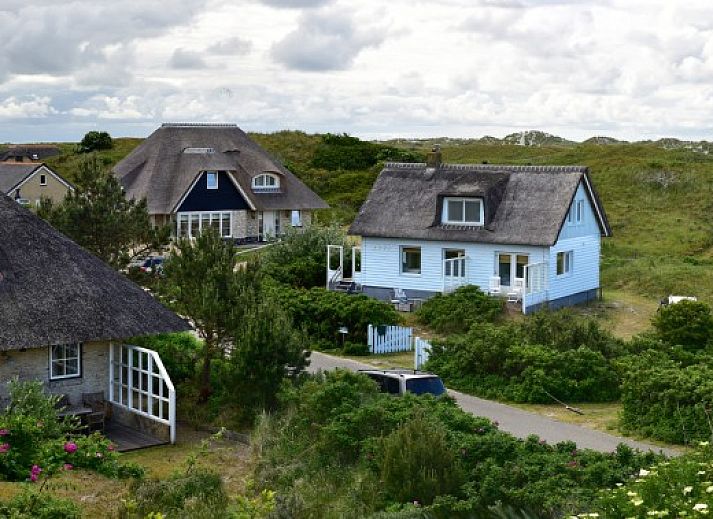 Moderne keuken in bungalow Zout, Buren, Ameland met uitzicht op duinen.