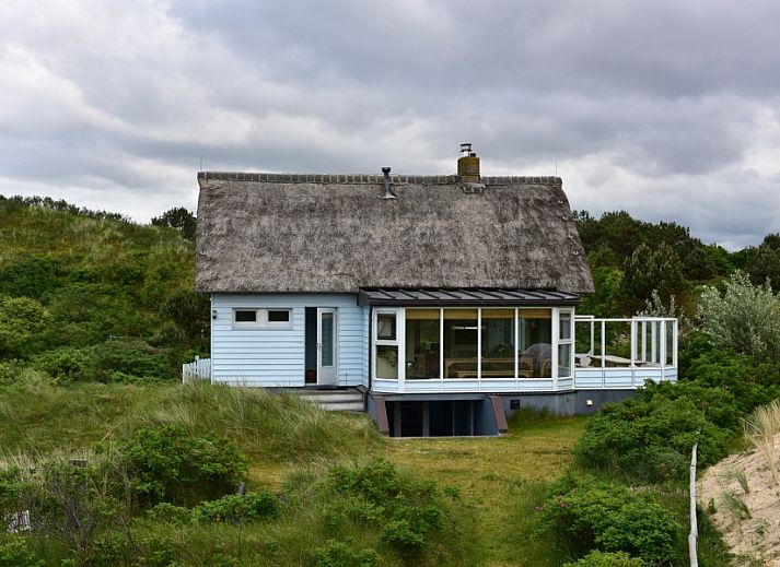 Moderne keuken in bungalow Zout, Buren, Ameland met uitzicht op duinen.