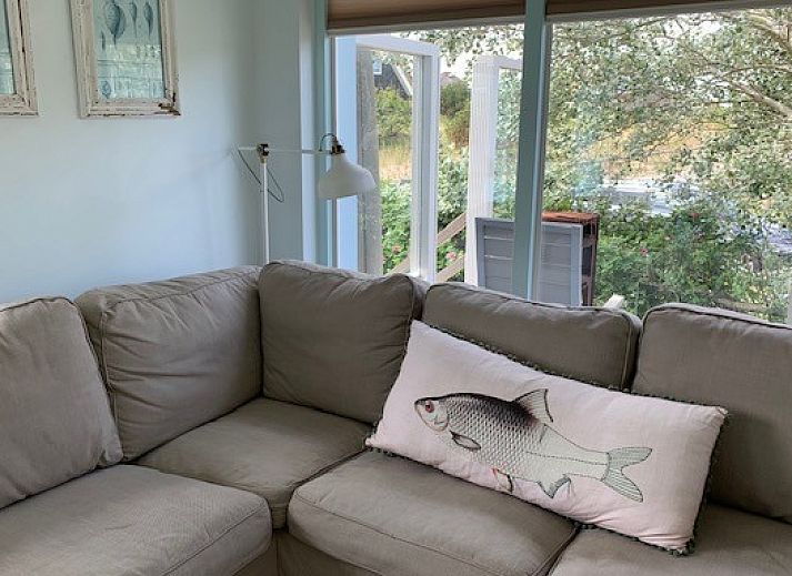 Moderne keuken in bungalow Zout, Buren, Ameland met uitzicht op duinen.