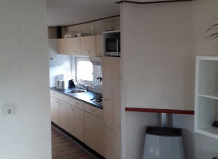 Sonnige Terrasse des Protter-Chalets in Buren, Ameland, ideal fr ein Frhstck im Freien auf den Watteninseln.