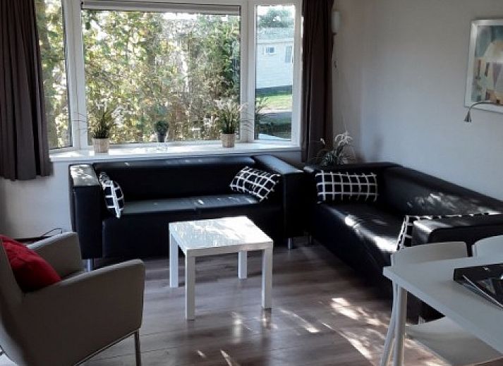 Sonnige Terrasse des Protter-Chalets in Buren, Ameland, ideal fr ein Frhstck im Freien auf den Watteninseln.