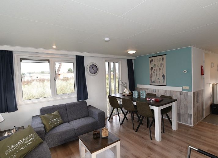Gezellige woonkamer in Chalet Zeester, stacaravan Buren Ameland met comfortabele banken en moderne inrichting.