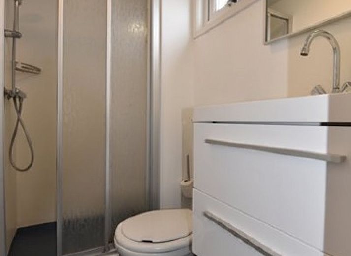 Gezellige woonkamer in Chalet Zeester, stacaravan Buren Ameland met comfortabele banken en moderne inrichting.