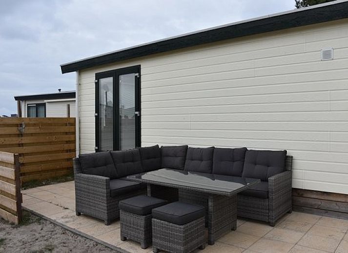Gezellige woonkamer in Chalet Zeester, stacaravan Buren Ameland met comfortabele banken en moderne inrichting.