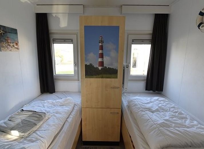 Eethoek Chalet Zeester, stacaravan Buren Ameland met uitzicht op de duinen en stijlvolle decoratie.