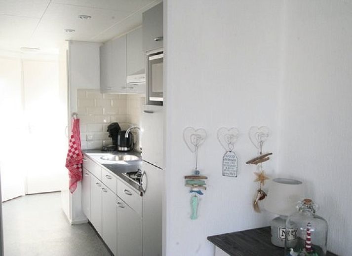 Eethoek Chalet Zeester, stacaravan Buren Ameland met uitzicht op de duinen en stijlvolle decoratie.