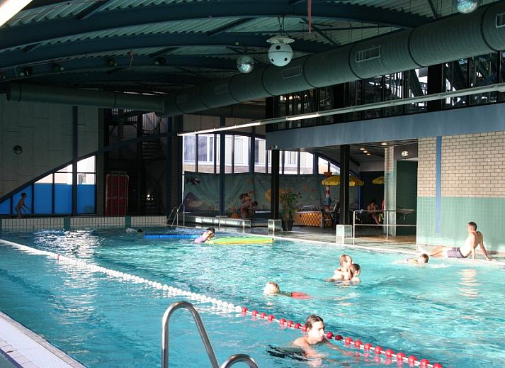 Eethoek Chalet Zeester, stacaravan Buren Ameland met uitzicht op de duinen en stijlvolle decoratie.