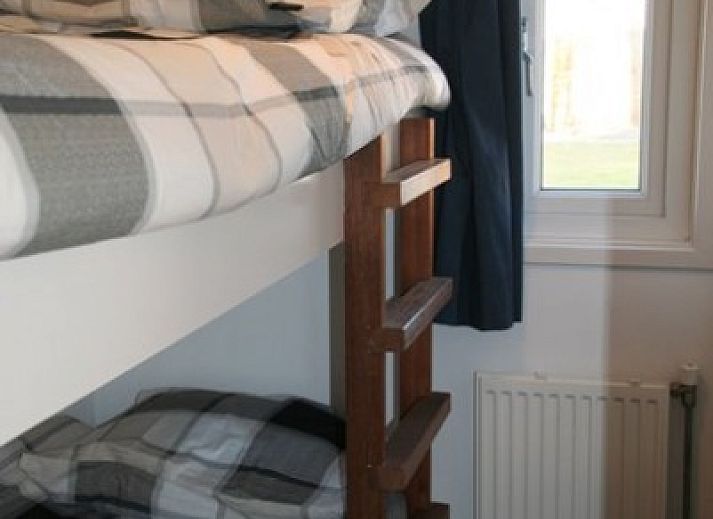 Eethoek Chalet Zeester, stacaravan Buren Ameland met uitzicht op de duinen en stijlvolle decoratie.