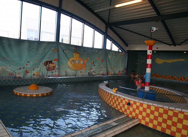 Eethoek Chalet Zeester, stacaravan Buren Ameland met uitzicht op de duinen en stijlvolle decoratie.