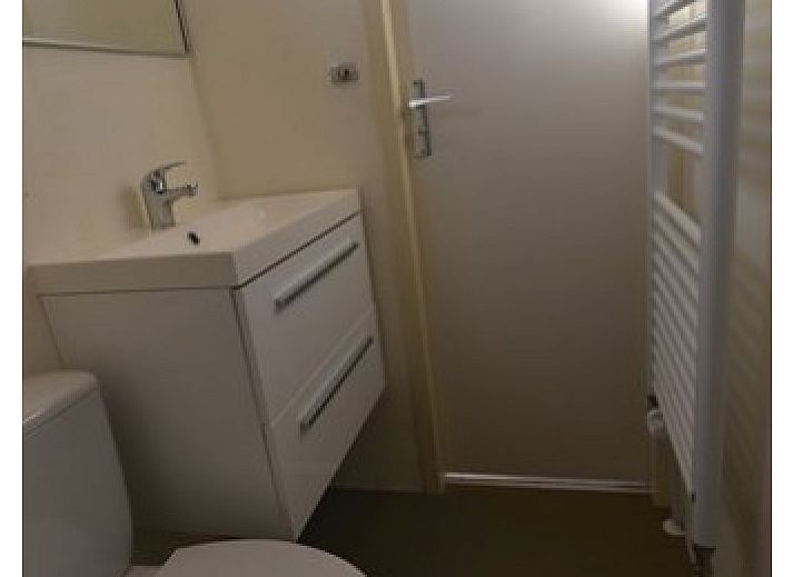 Lichte zithoek Chalet Zeester, stacaravan Buren Ameland met grote ramen en uitzicht op de omgeving.