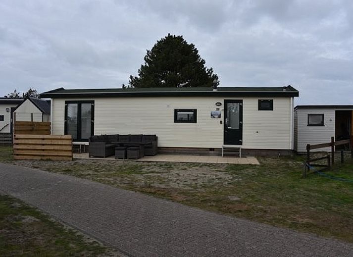 Lichte zithoek Chalet Zeester, stacaravan Buren Ameland met grote ramen en uitzicht op de omgeving.