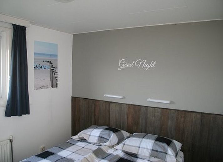 Lichte zithoek Chalet Zeester, stacaravan Buren Ameland met grote ramen en uitzicht op de omgeving.