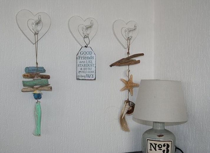 Lichte zithoek Chalet Zeester, stacaravan Buren Ameland met grote ramen en uitzicht op de omgeving.