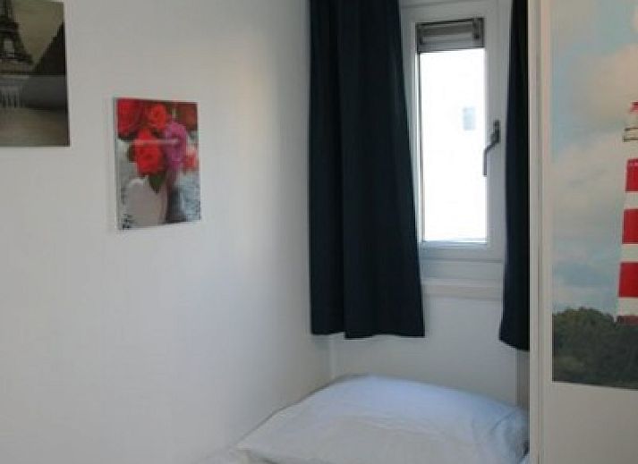 Lichte zithoek Chalet Zeester, stacaravan Buren Ameland met grote ramen en uitzicht op de omgeving.