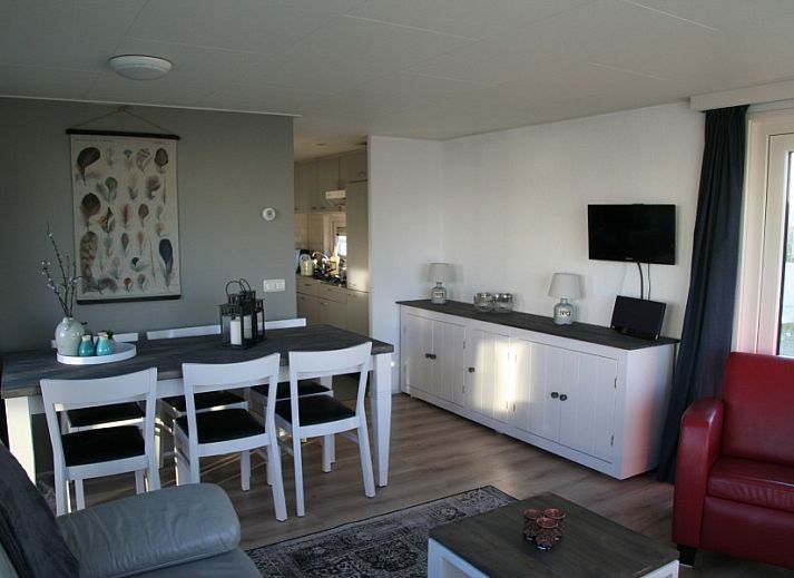 Moderne badkamer Chalet Zeester, stacaravan Buren Ameland met douche en wastafel.
