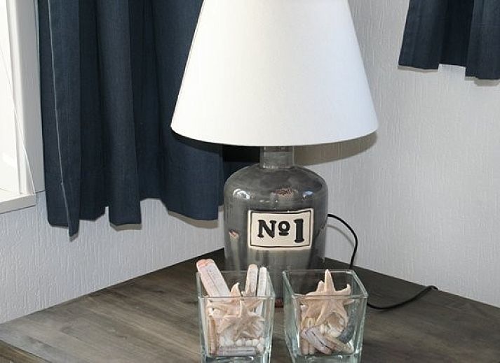 Moderne badkamer Chalet Zeester, stacaravan Buren Ameland met douche en wastafel.