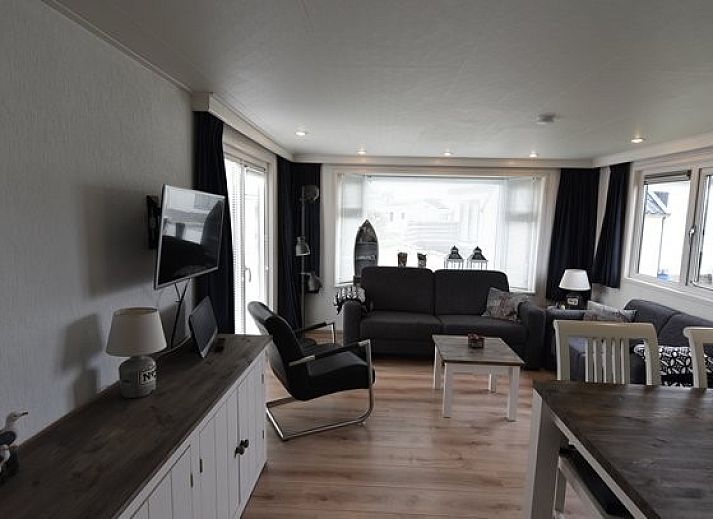 Moderne badkamer Chalet Zeester, stacaravan Buren Ameland met douche en wastafel.