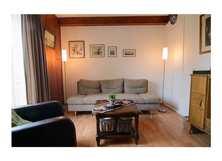 Charmantes Ferienhaus Schier in Schiermonnikoog, Watteninseln, umgeben von grnen Hecken.