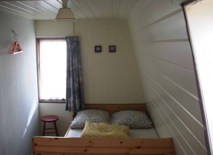 Charmantes Ferienhaus Schier in Schiermonnikoog, Watteninseln, umgeben von grnen Hecken.