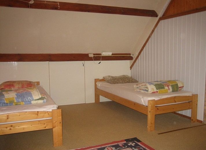 Gezellige woonkamer in Duinrust, Schiermonnikoog, met uitzicht op de natuurlijke omgeving.