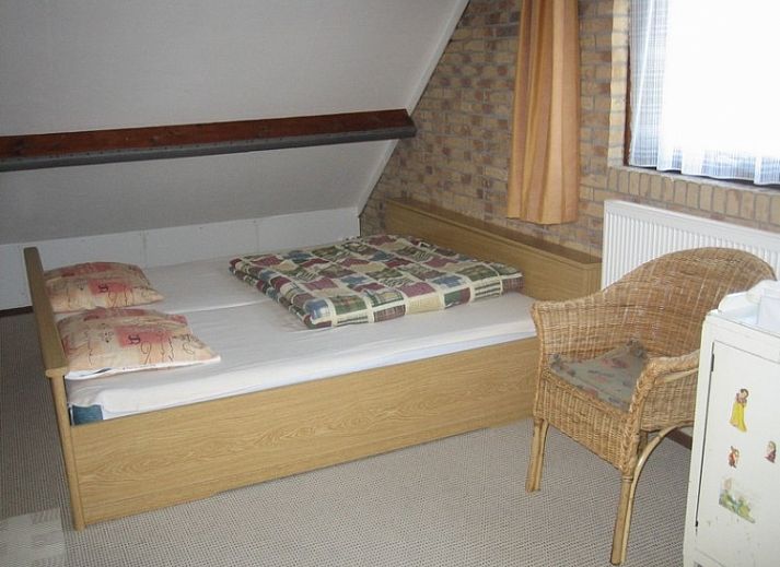 Gezellige woonkamer in Duinrust, Schiermonnikoog, met uitzicht op de natuurlijke omgeving.