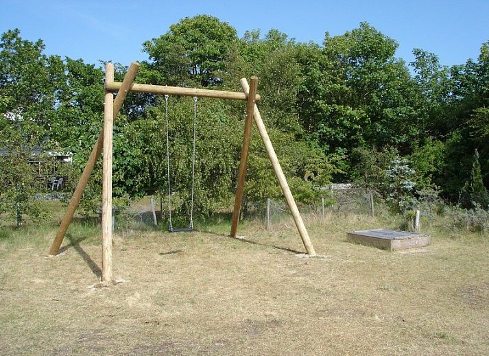 Gezellige woonkamer in Duinrust, Schiermonnikoog, met uitzicht op de natuurlijke omgeving.