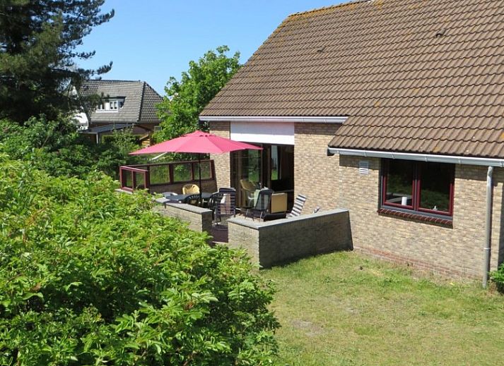 Eetkamer en keuken van Duinrust vakantiehuis op Schiermonnikoog, ideaal voor familie-etentjes.