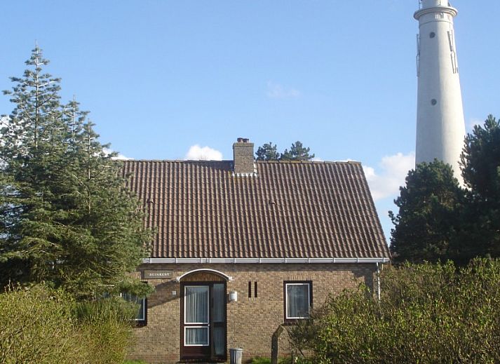 Eetkamer en keuken van Duinrust vakantiehuis op Schiermonnikoog, ideaal voor familie-etentjes.
