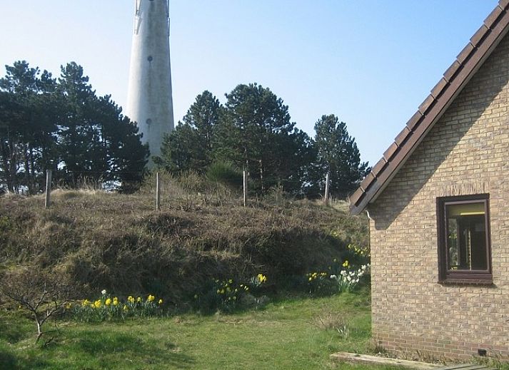 Eetkamer en keuken van Duinrust vakantiehuis op Schiermonnikoog, ideaal voor familie-etentjes.