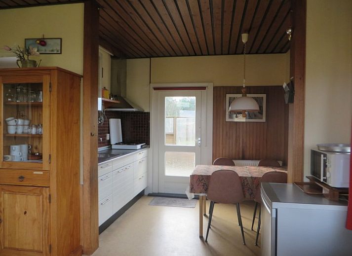 Zeerust-Ferienhaus in Schiermonnikoog mit Blick auf den Leuchtturm und die gruene Umgebung.