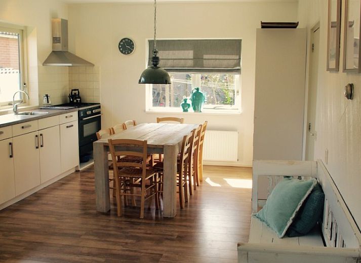 Noenie vakantiehuis op Schiermonnikoog met klassieke architectuur en fietsen in de tuin.