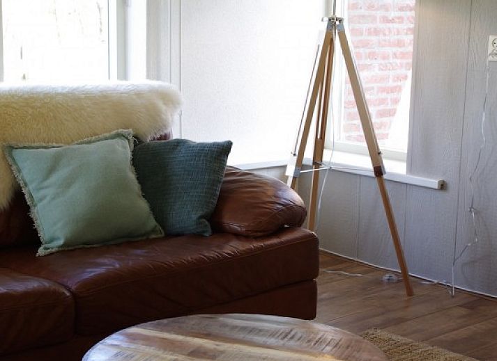 Noenie vakantiehuis op Schiermonnikoog met klassieke architectuur en fietsen in de tuin.