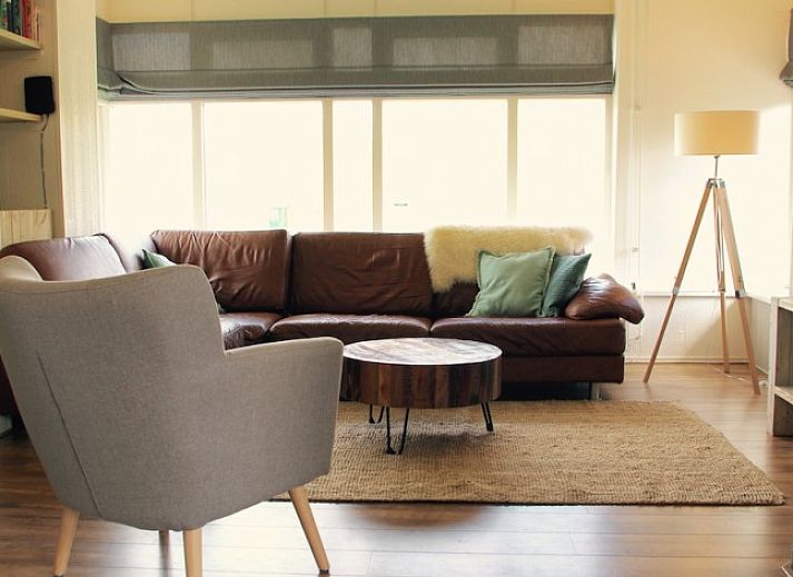 Noenie vakantiehuis op Schiermonnikoog met klassieke architectuur en fietsen in de tuin.