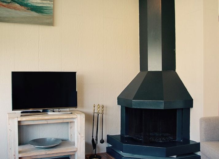 Gezellige keuken in Noenie vakantiehuis op Schiermonnikoog met houten eettafel en moderne apparatuur.