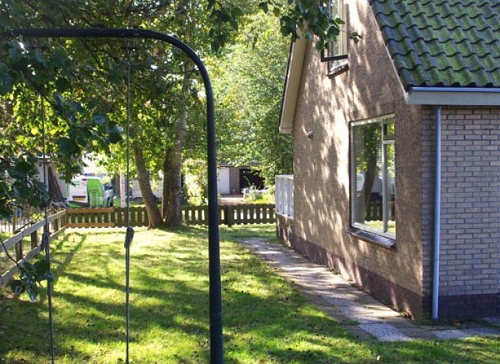 Louwtjesduin Oost vacation home in Schiermonnikoog with spacious garden and swing, ideal for families on the Wadden Islands.